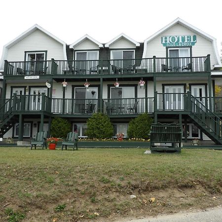 Hotel Sous La Croix 152725 Tadoussac Eksteriør billede