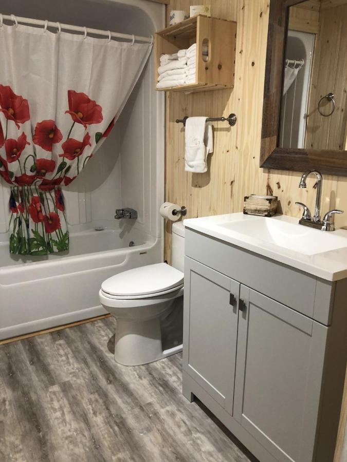 Hotel Sous La Croix 152725 Tadoussac Eksteriør billede