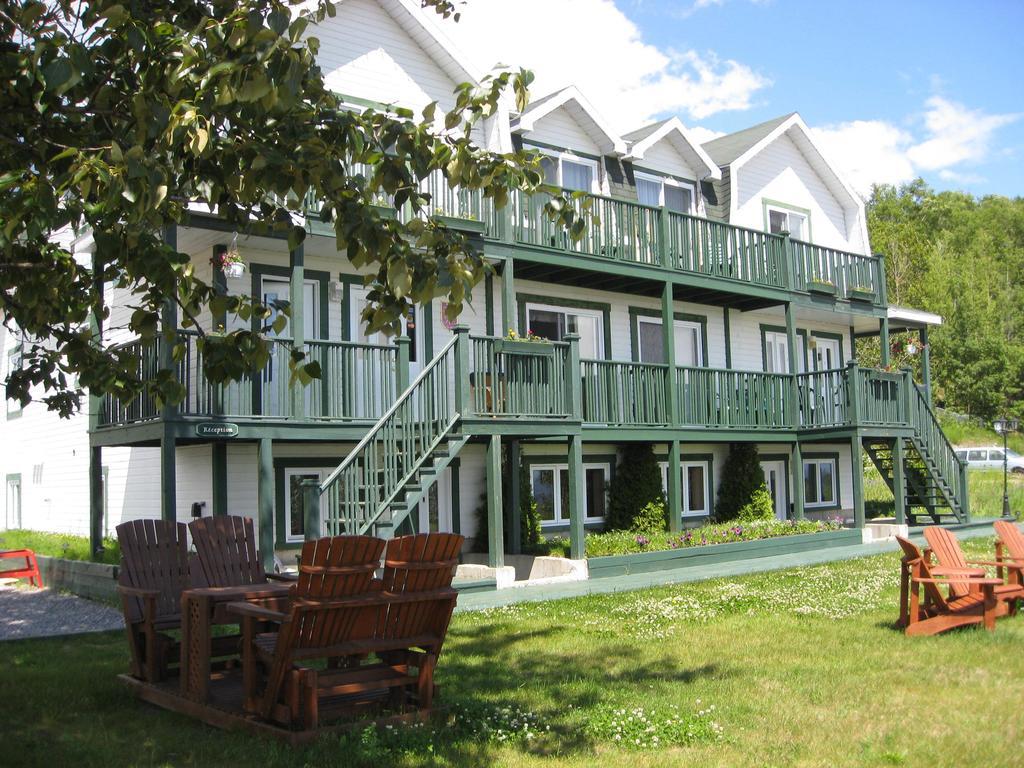 Hotel Sous La Croix 152725 Tadoussac Eksteriør billede