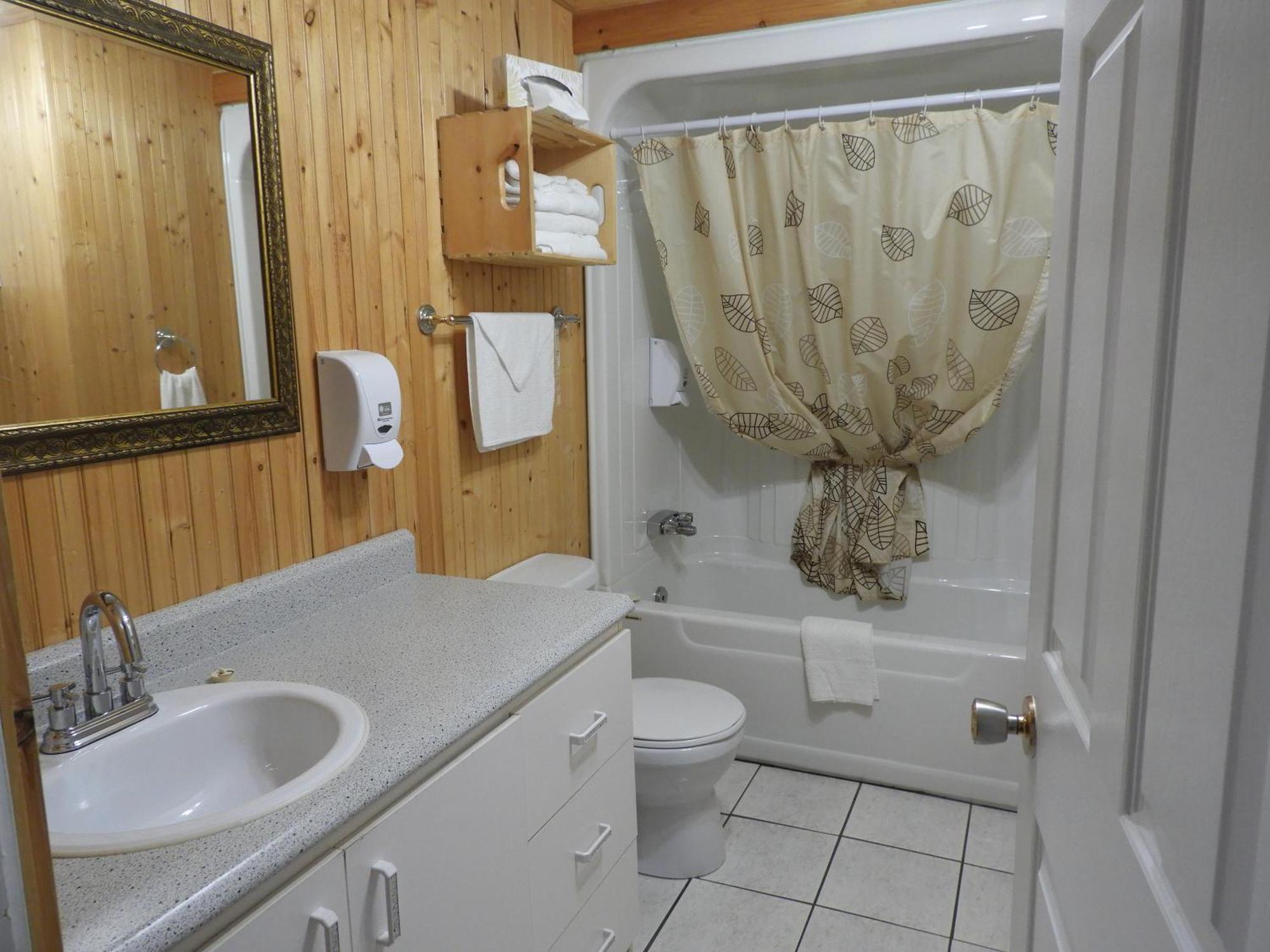 Hotel Sous La Croix 152725 Tadoussac Eksteriør billede