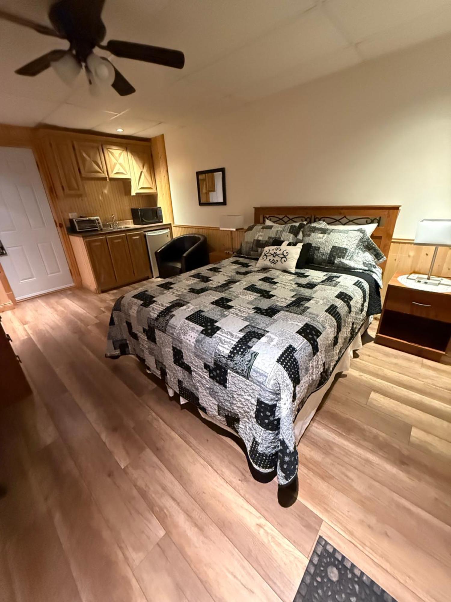 Hotel Sous La Croix 152725 Tadoussac Eksteriør billede