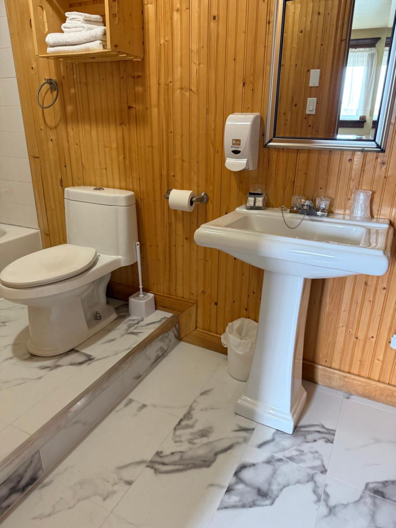 Hotel Sous La Croix 152725 Tadoussac Eksteriør billede