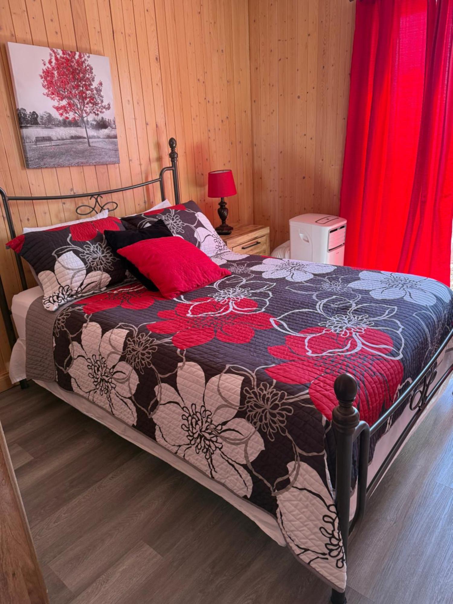 Hotel Sous La Croix 152725 Tadoussac Eksteriør billede