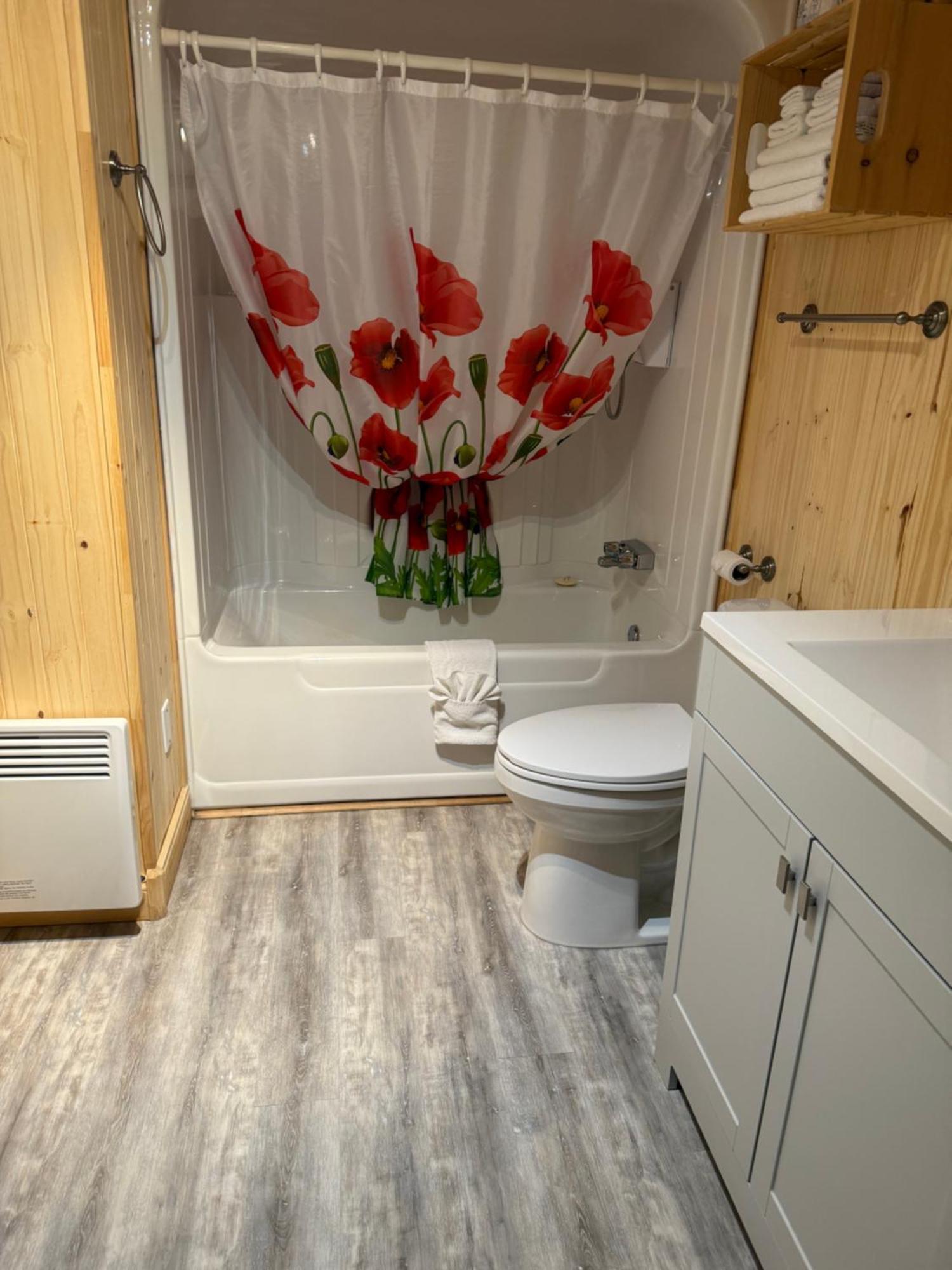 Hotel Sous La Croix 152725 Tadoussac Eksteriør billede
