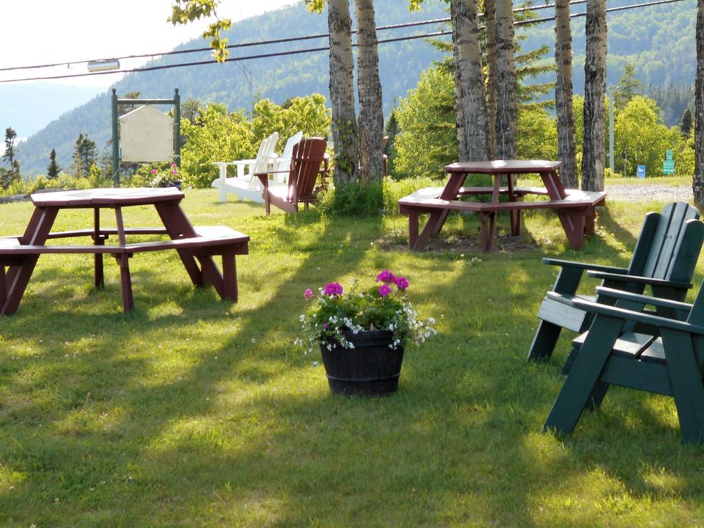 Hotel Sous La Croix 152725 Tadoussac Eksteriør billede