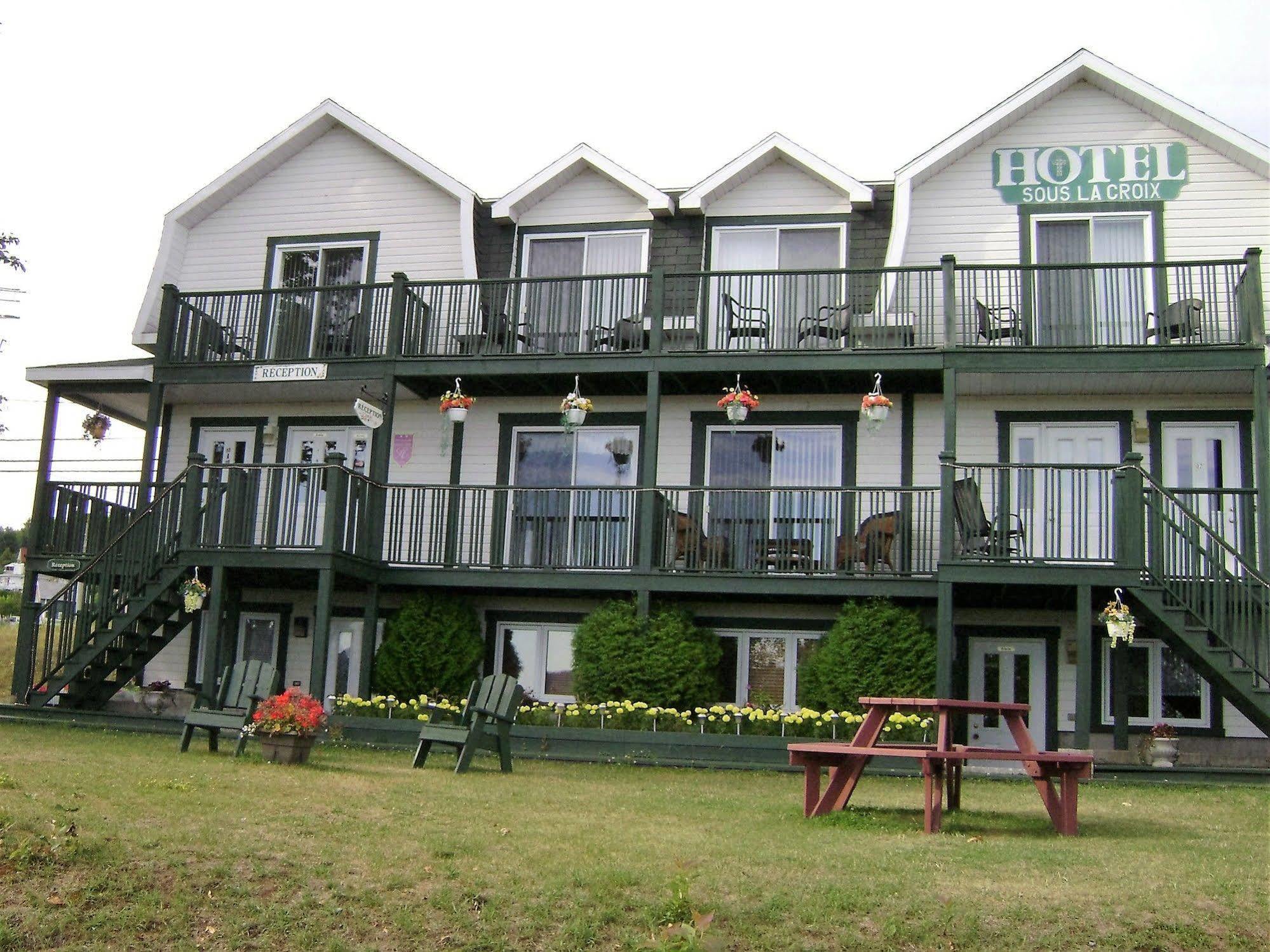 Hotel Sous La Croix 152725 Tadoussac Eksteriør billede