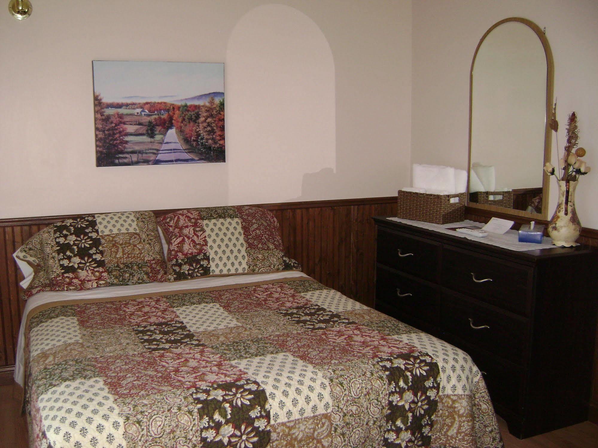 Hotel Sous La Croix 152725 Tadoussac Eksteriør billede