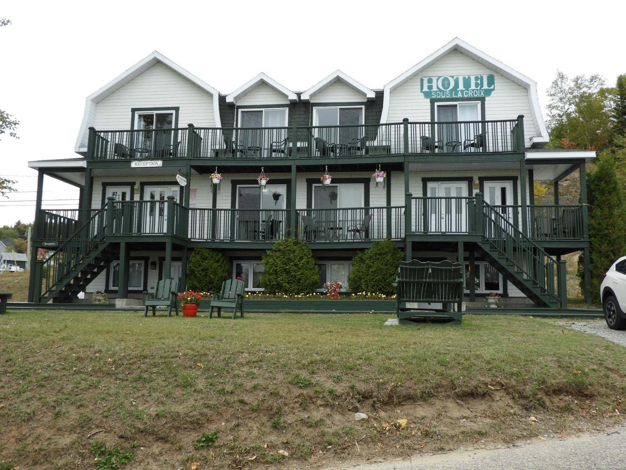 Hotel Sous La Croix 152725 Tadoussac Eksteriør billede