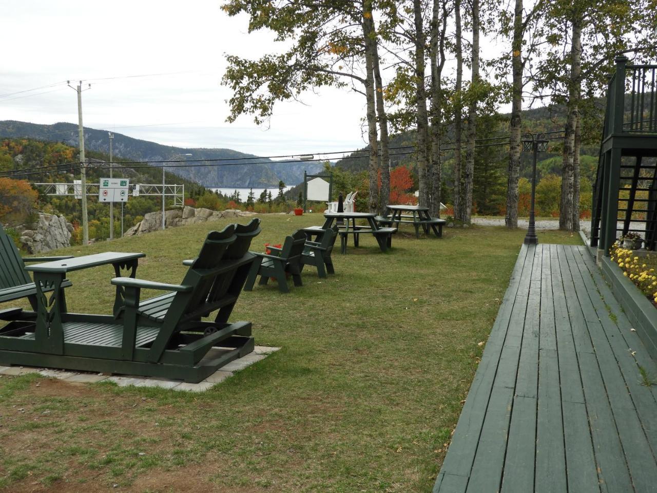 Hotel Sous La Croix 152725 Tadoussac Eksteriør billede